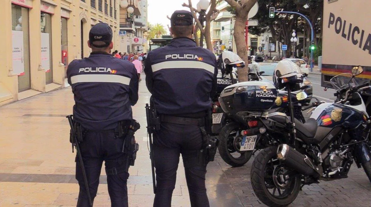 Dos agentes de la Policía Nacional en Alicante