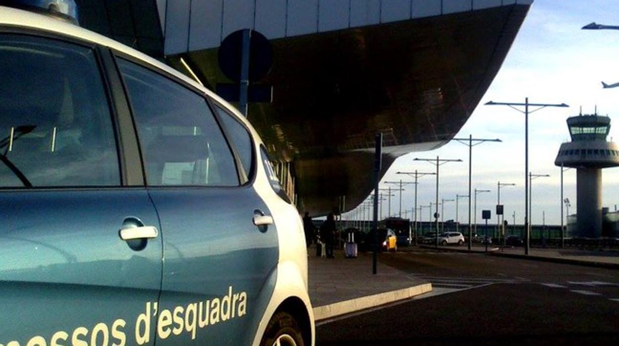 Un coche de los Mossos en el Aeropuerto de El Prat