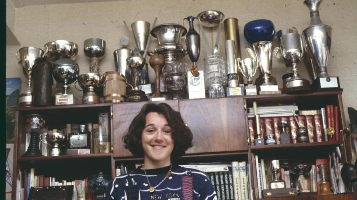 Blanca Fernández Ochoa posa en 1985 frente a sus trofeos