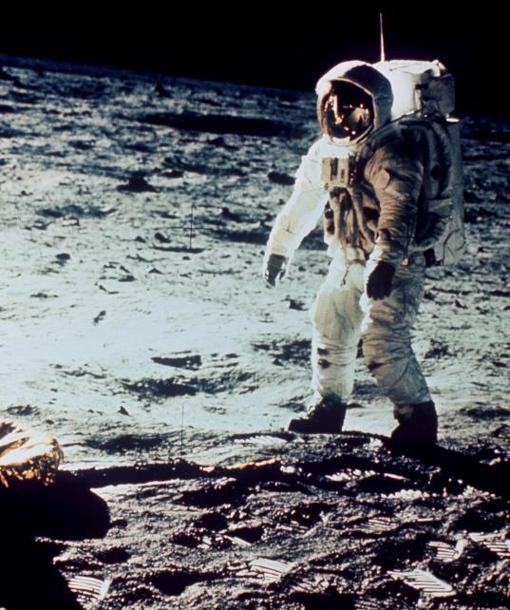 Neil Amstrong en el primer paseo lunar