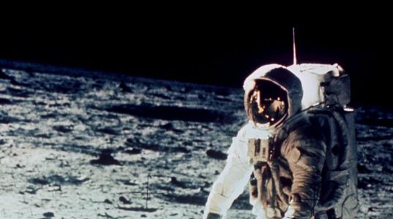 Neil Amstrong en el primer paseo lunar