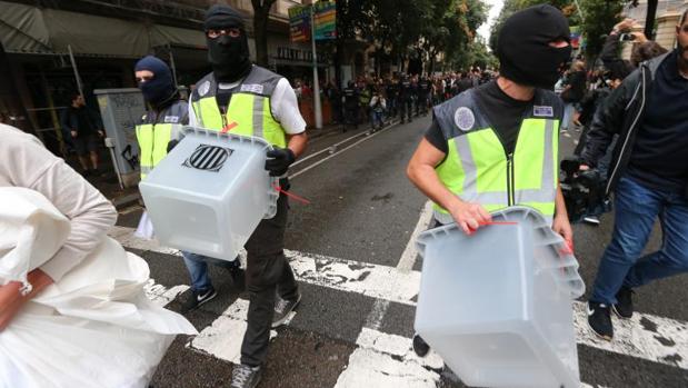 Un juez de Barcelona imputa a ocho mandos responsables del operativo policial el 1-O