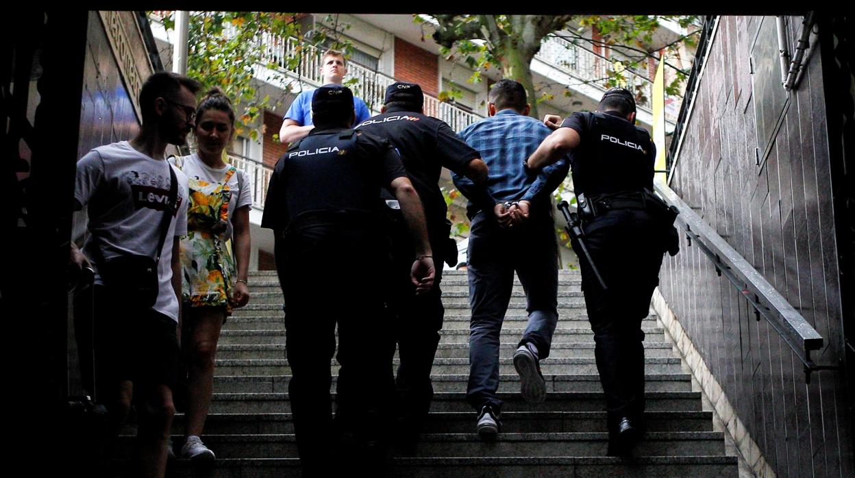 Uno de los supuestos carteristas detenidos en la última redada de Policía Nacional y Mossos en Barcelona