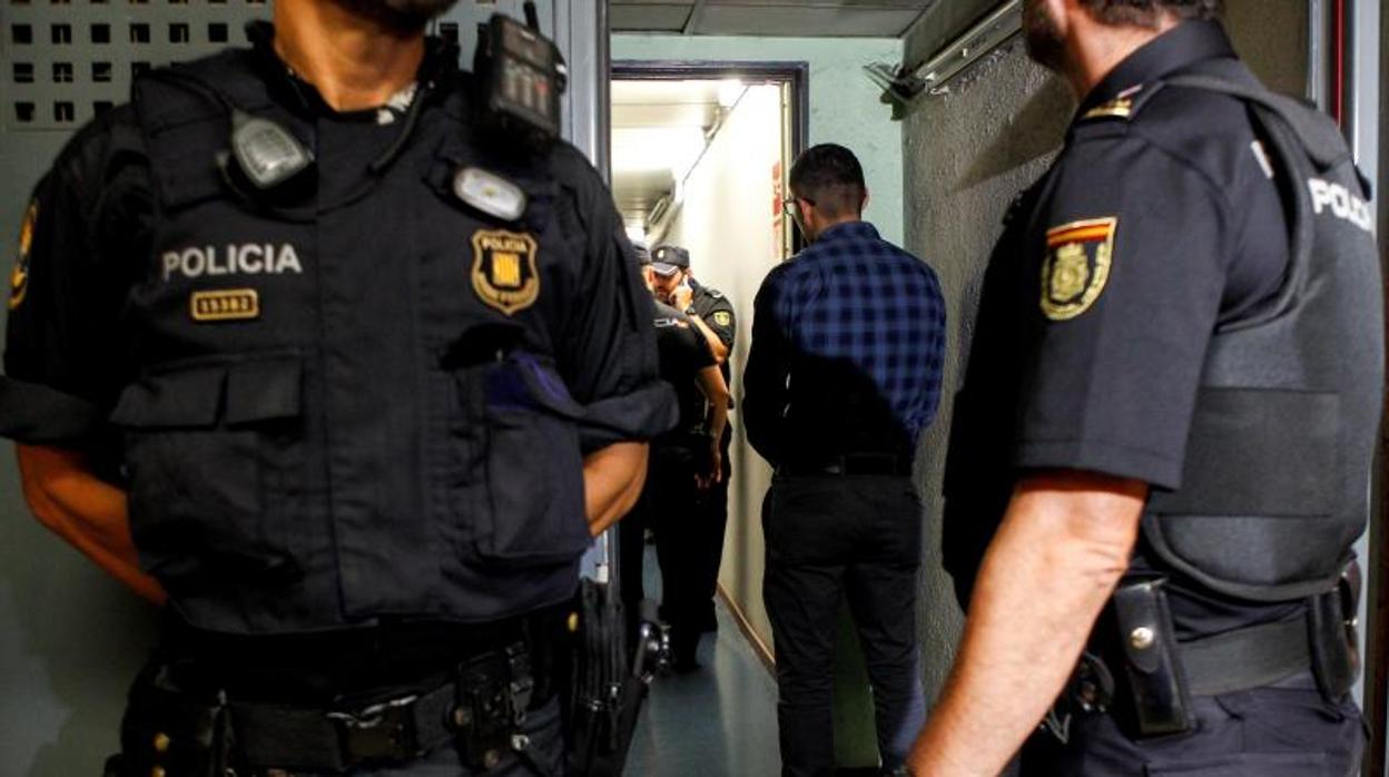 Mossos de Esquadra y agentes de la Policía Nacional en un operativo contra carteristas en el metro