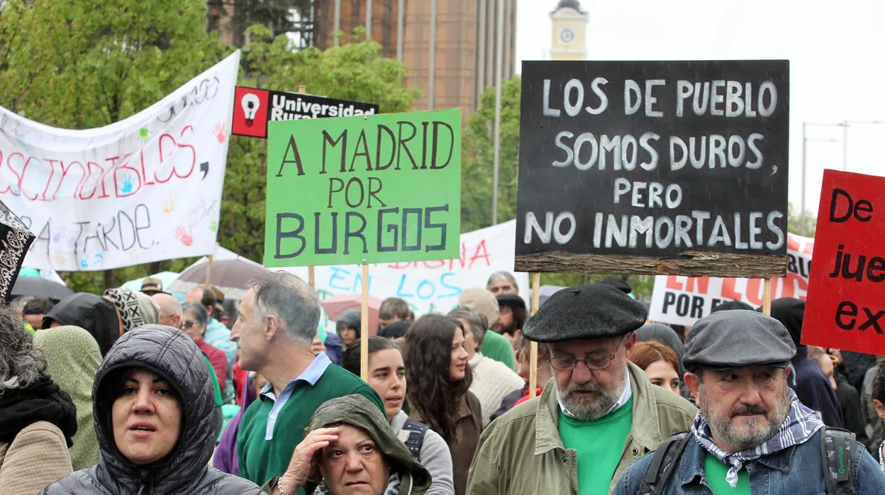 Carteles reivindicativos durante la manifestación de la «España vaciada» que tuvo lugar el 1 de abril en Madrid