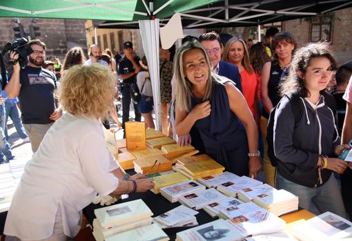 La alcaldesa, en un mostrador de libros