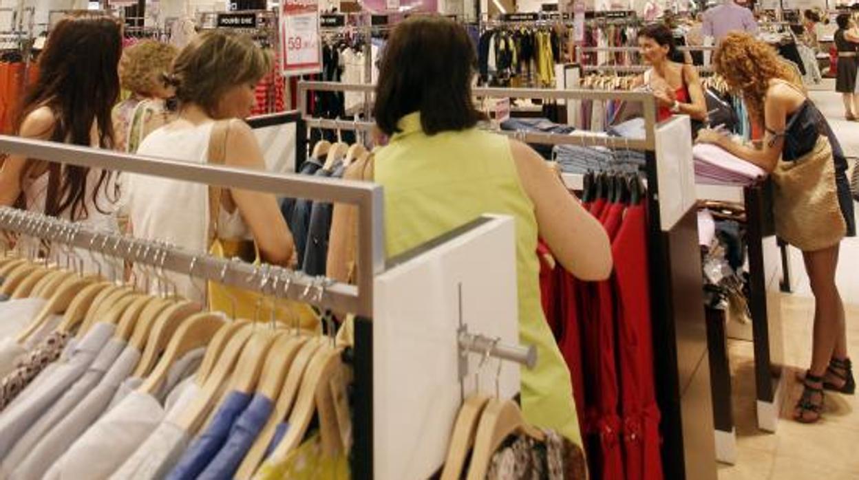 Varias mujeres de compras en una tienda de Valencia