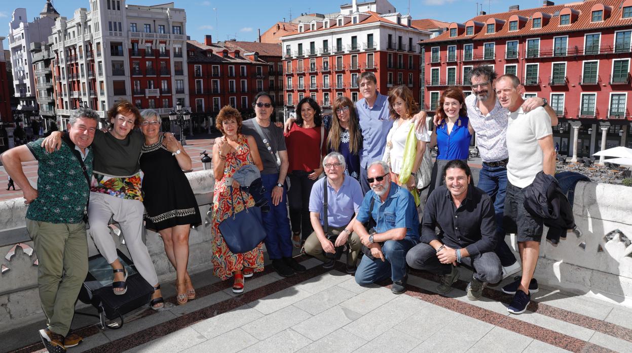 Miembros de la compañía Teloncillo en el balcón del Ayuntamiento de Valladolid el día que fueron anunciados como pregoneros
