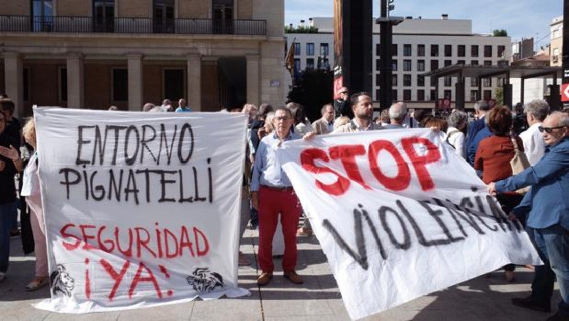 Pancartas exhibidas por los vecinos durante la concentración de protesta