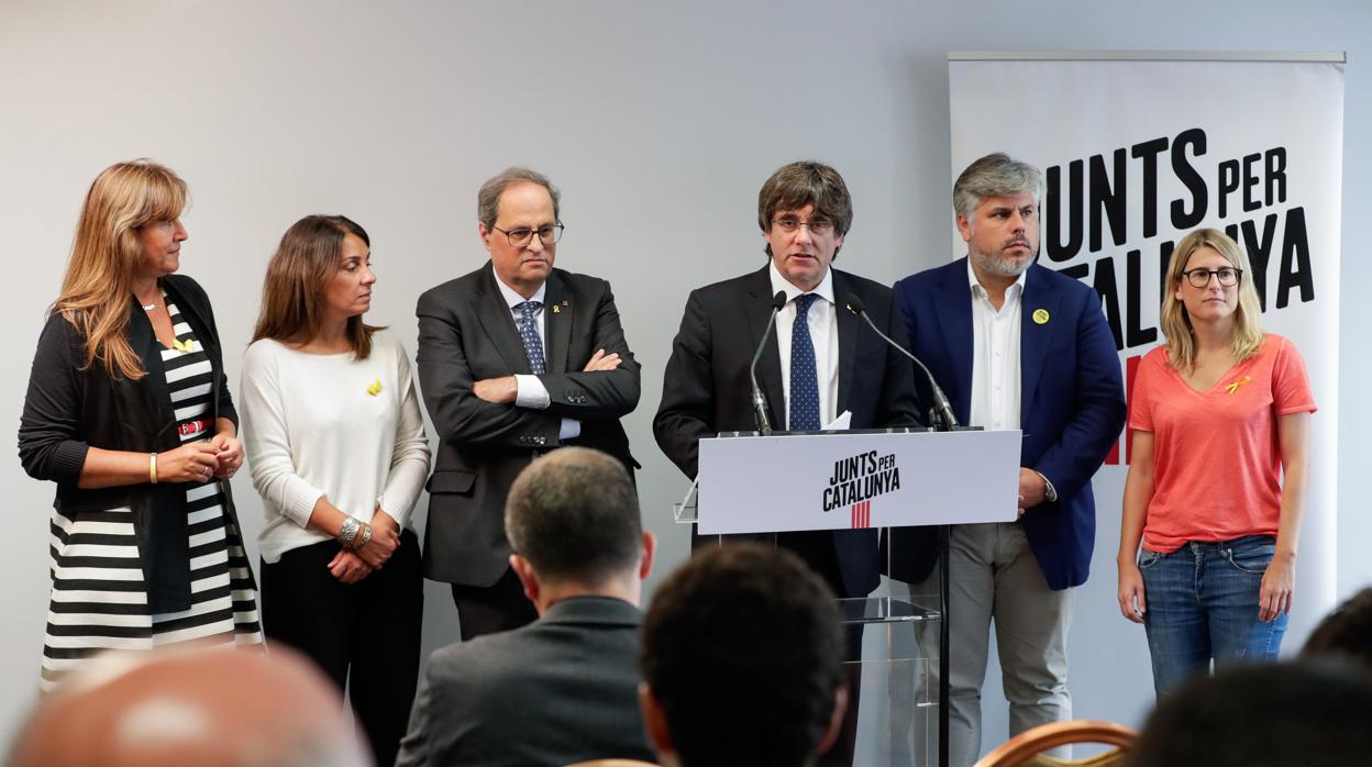 Puigdemont, junto a Torra y otros cargos de JpC, esta semana en Waterloo