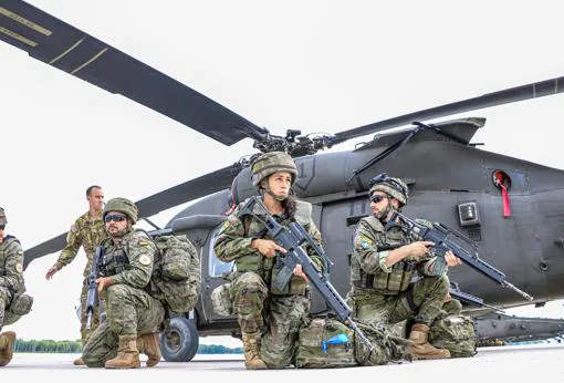 Militares español, con un helicóptero del batallón multinacional