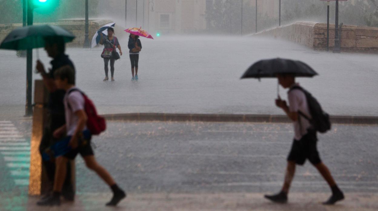 Imagen de archivo de una jornada de lluvia en Valencia