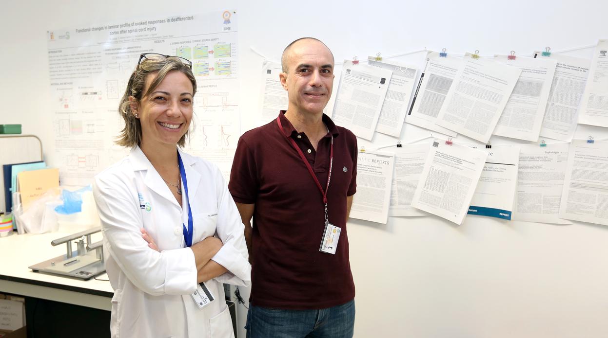 La investigadora brasileña Juliana Martins, junto a Juan de los Reyes, director del Laboratorio de Neurofisiología Experimental de Parapléjicos