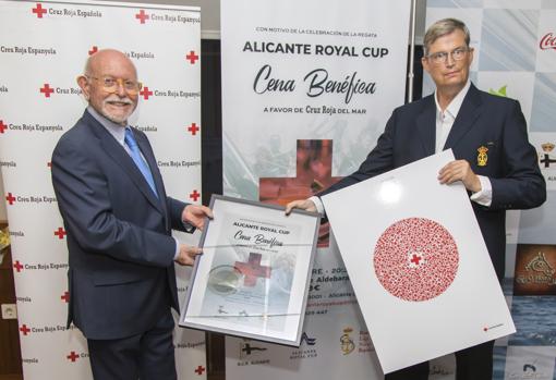 Francisco Espí y Pascual Rosser, durante el intercambio de regalos