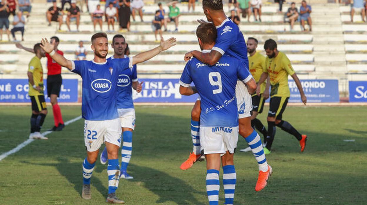 Los jugadores del San Fernando celebran uno de los goles frente al Villarrubia