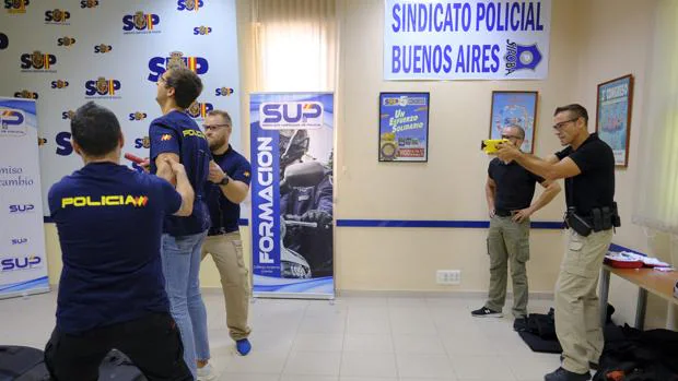 Los policías locales gallegos, pioneros en el uso de pistolas táser