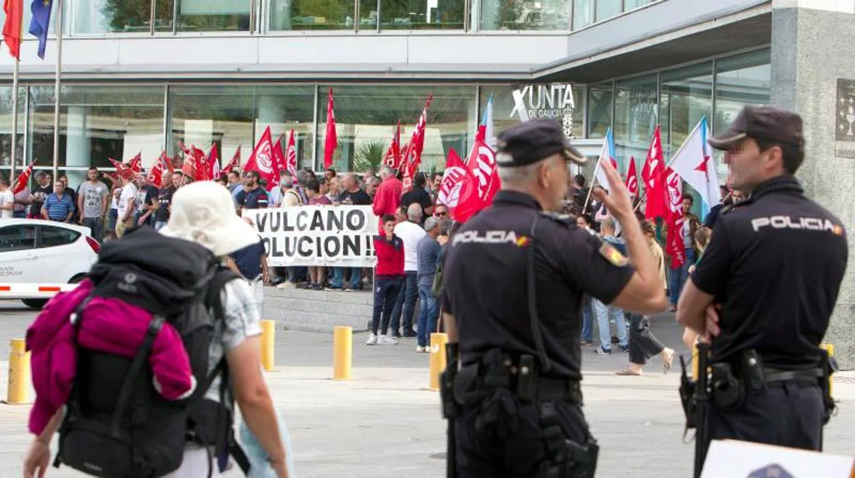 Protesta de los trabajadores de Vulcano ante la sede de la Xunta en Vigo