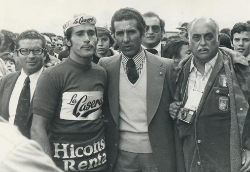 El 30 de abril de 1974 la séptima etapa de la Vuelta a España arrancó en Ciudad Real y acabó en el Alcázar toledano con victoria de Txomin Perurena. De ese día es esta imagen de Federico Martín Bahamontes, patrón del equipo La Casera, con José Luis Abilleira, que acabaría ganando la clasificación combinada y la de la montaña