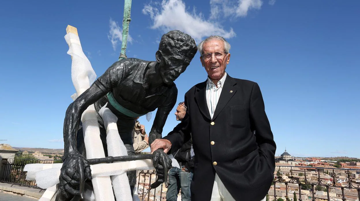 El propio Federico Martín Bahamontes ha asistido a la reinstalación de su escultura en el Miradero