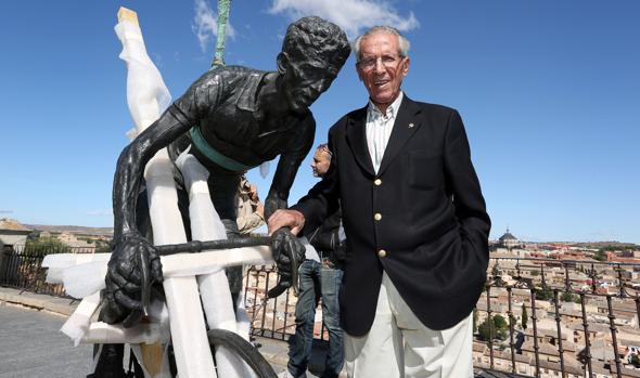 La escultura de Bahamontes vuelve a lucir en el Miradero