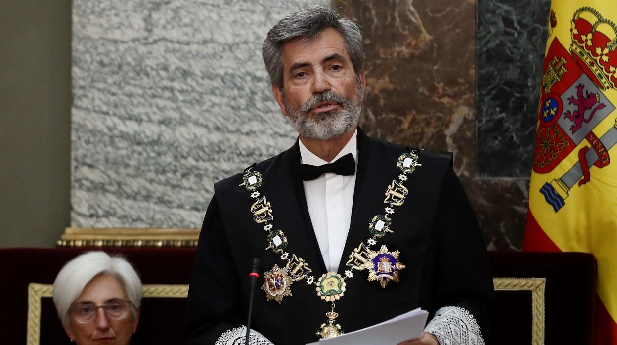 El presidente del Consejo General del Poder Judicial (CGPJ), Carlos Lesmes, junto a la fiscal general del Estado, María José Segarra (i), durante su intervención en el acto de la apertura del año judicial