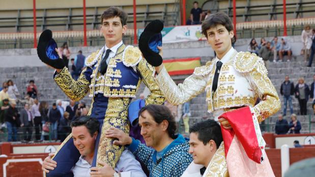 Marcos y Antonio Grande salen a hombros en el estreno la Feria de Valladolid