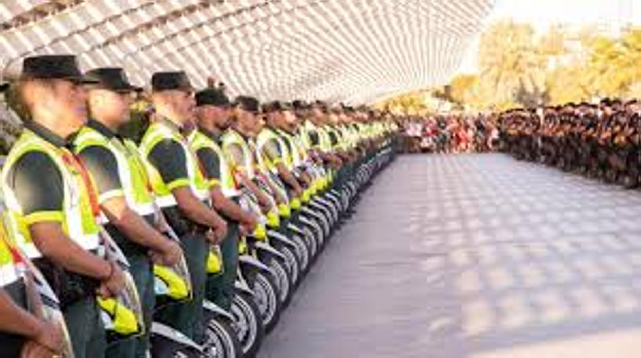 Agentes de la Guardia Civil, al inicio de la Vuelta Ciclista a España