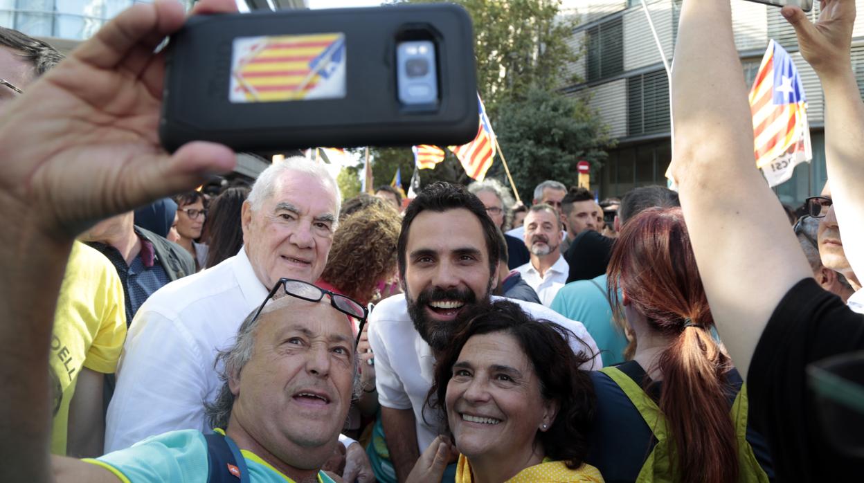 Ernest Maragall y el presidente del Parlamento catalán, Roger Torrent, en la manifestación de la Diada