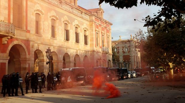 Enfrentamientos entre independentistas y Mossos d'Esquadra a las puertas del Parlamento catalán