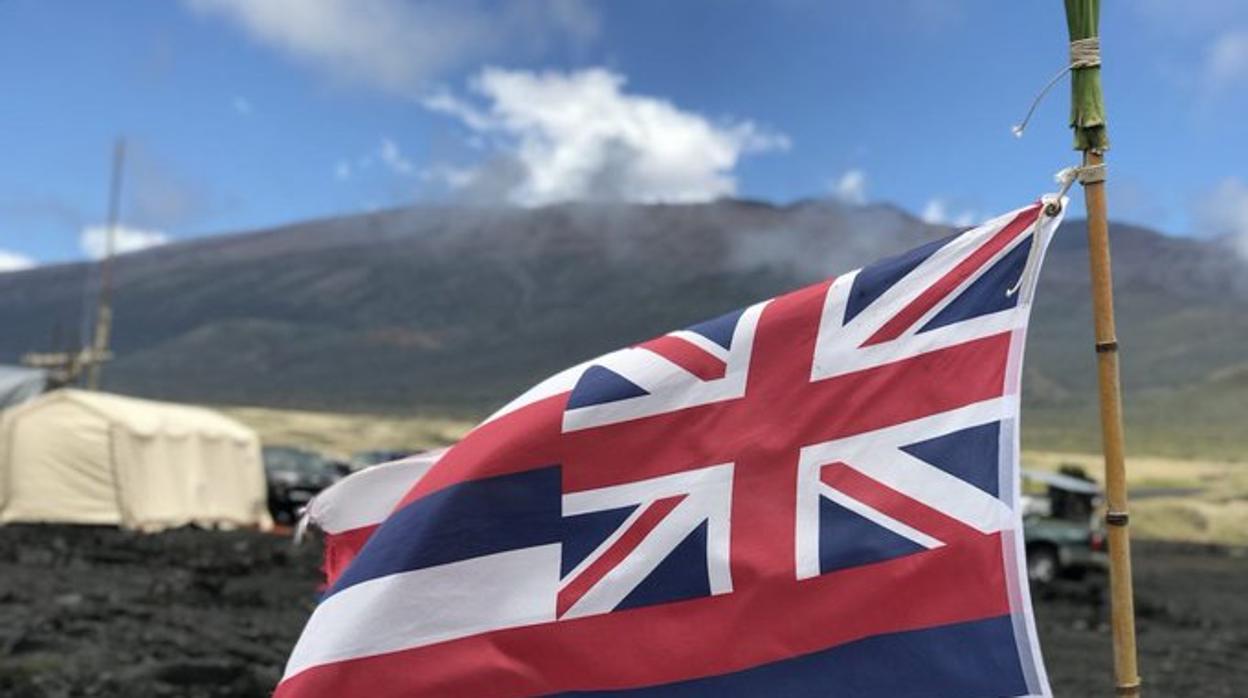 Bandera de Hawai en Mauna Kea