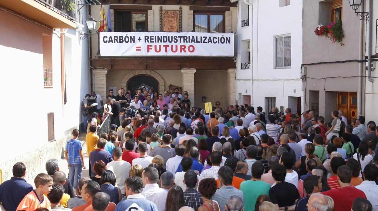 Imagen de archivo de una manifestación en Ariño (Teruel) para reclamar la reindustrialización tras el cierre de las minas de carbón