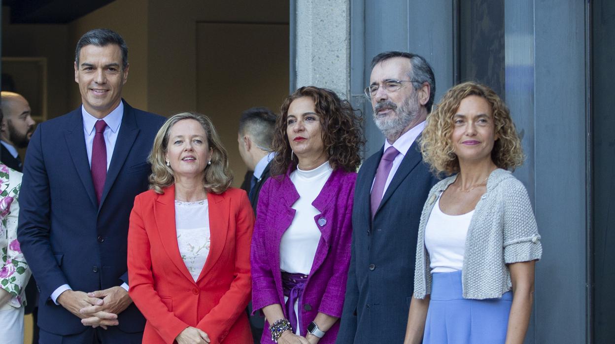 Pedro Sánchez, Nadia Calviño, María Jesús Montero, Manuel Cruz y Meritxell Batet, el pasado jueves antes de participar en un desayuno informativo