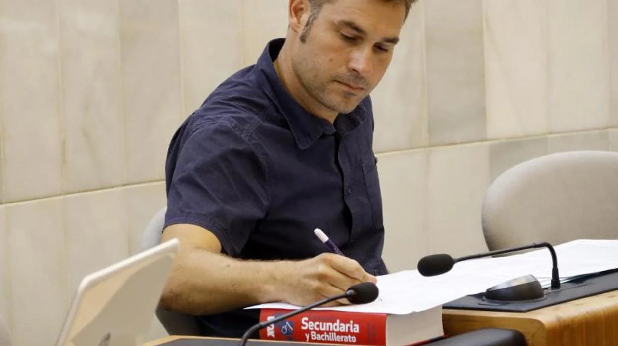 El portavoz de Compromís en la Diputación de Alicante, Gerard Fullana, con el diccionario de la marca VOX