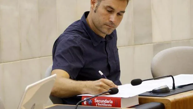 Compromís regala al PP un diccionario VOX en el Pleno de la Diputación de Alicante