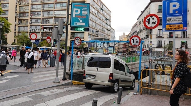 Detectan fallos en el sistema que anula las multas en el 30% de los «parkings» de Madrid Central