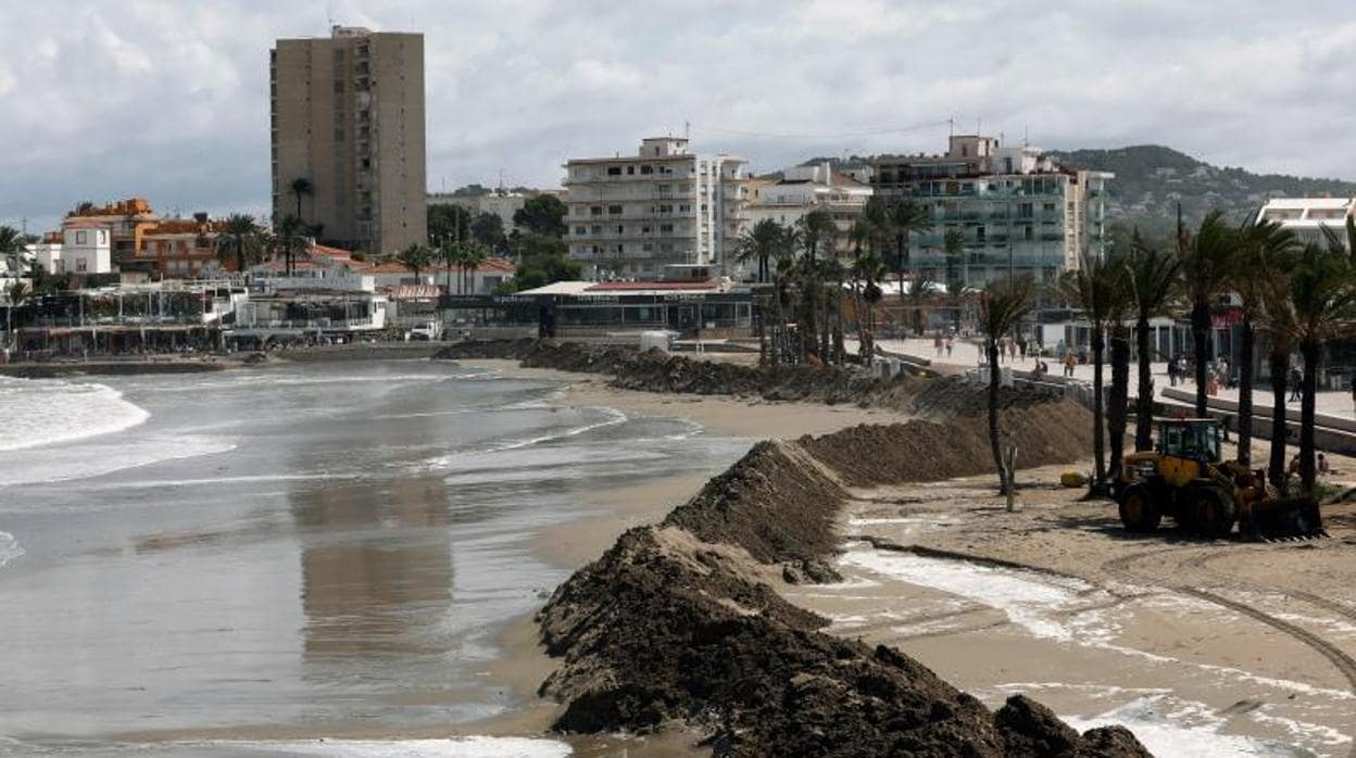 Muro de arena para contención del agua por el temporal en la playa de Jávea (Alicante)