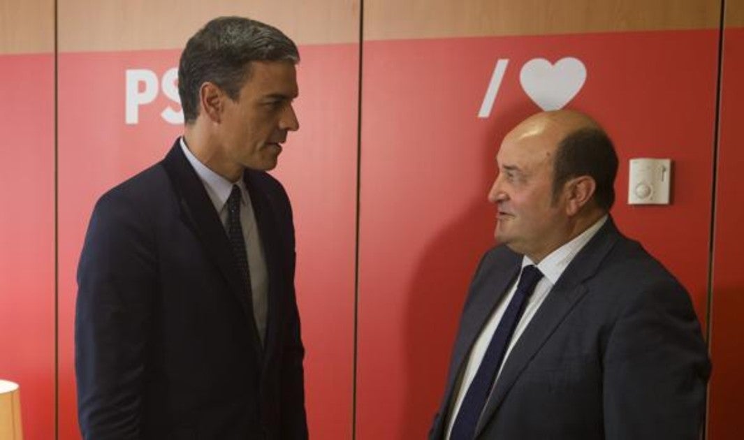 Pedro Sánchez, junto a Andoni Ortuzar