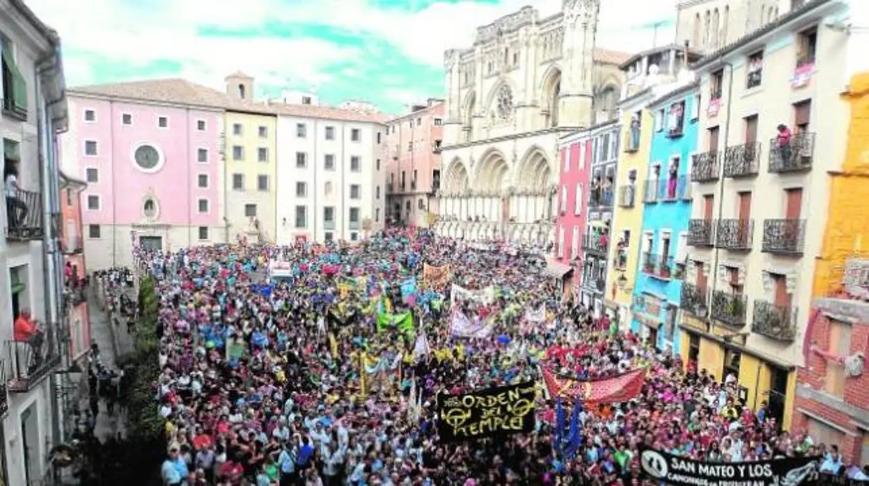 Una batalla de charangas en las escaleras de la catedral, novedad en las fiestas de San Mateo de Cuenca