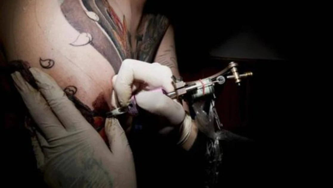 El «shock» de las 12 víctimas de abuso de un tatuador de San Sebastián: «No podía mirarme en el espejo»