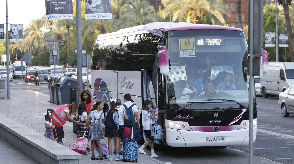 Niños subiendo al autobús escolar en una imagen de archivo