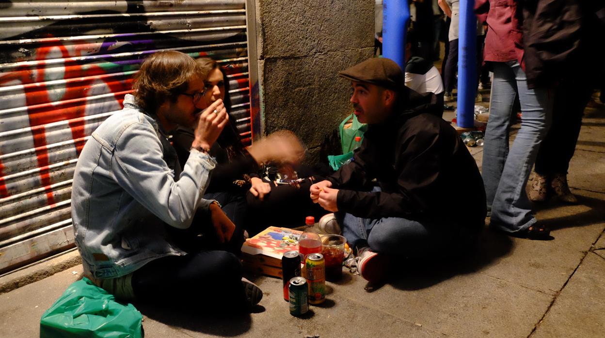 Jóvenes haciendo botellón en Madrid