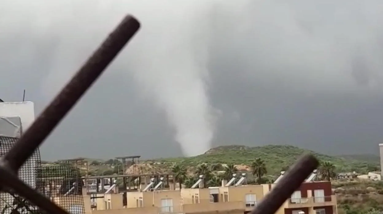 Foto de un tornado arpoximándose al casco urbano de Guardamar del Segura, este jueves, difundida por el alcalde en sus redes sociales