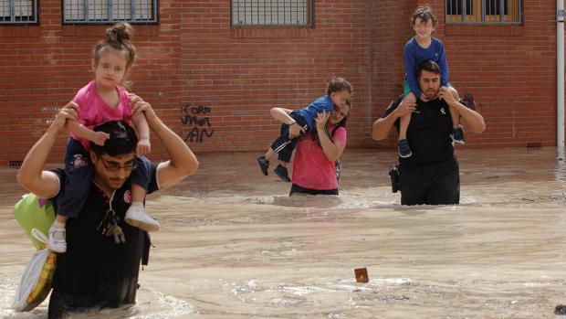 Inundaciones en Alicante: desalojos en nueve municipios y 10.000 abonados sin electricidad