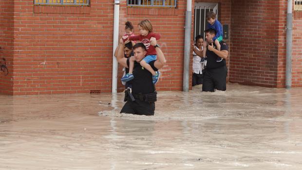 Los bebés de la gota fría: rescatan a tres embarazadas atrapadas en Alicante que se han puesto de parto