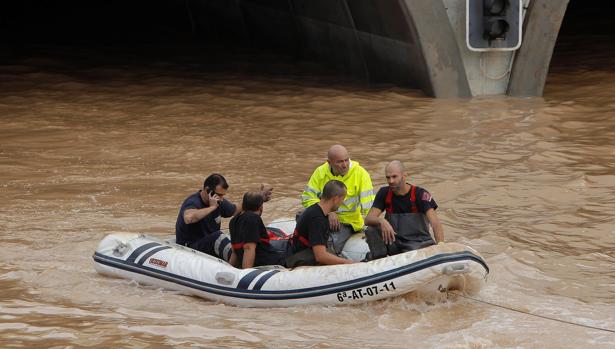 Inundaciones en Alicante: el Ejército, la Policía y la Guardia Civil movilizan embarcaciones y helicópteros