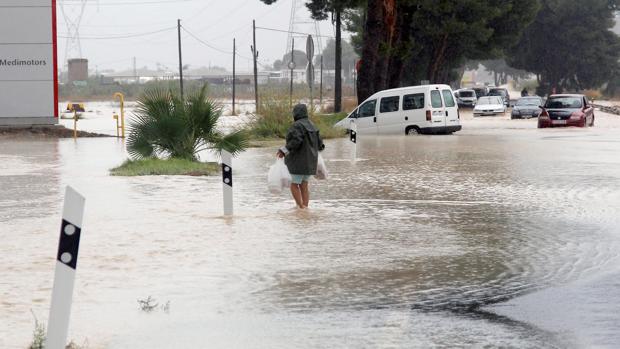 Alerta máxima en Valencia y Alicante por la DANA: cortes de carreteras, puertos, trenes y clases suspendidas