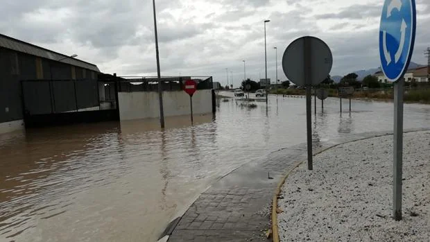 Inundaciones en Alicante: Rafal rompe una carretera para evitar su desbordamiento