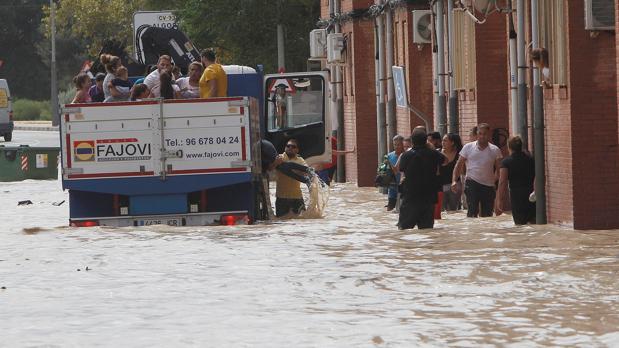 Inundaciones en Alicante: los «boinas verdes» evacúan con un camión a los vecinos de Benferri