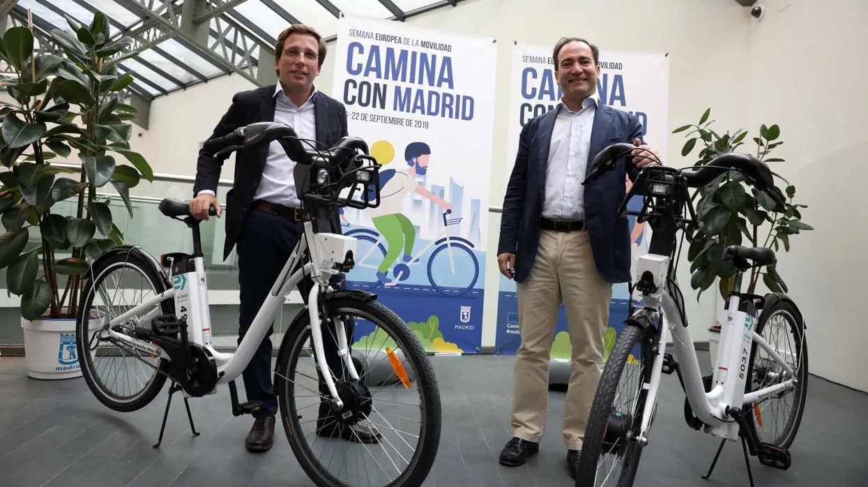 El alcalde de la capital, José Luis Martínez-Almeida, junto con el delegado de Medio Ambiente, Borja Carabante durante la presentación de la Semana de la Movilidad