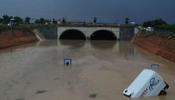 Varios conductores se suben a los techos de los coches tras quedar atrapados en un túnel de la AP7